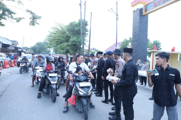 Brimob Polda Sumut Tebar Kepedulian, Berbagi Takjil untuk Masyarakat di Bulan Suci Ramadhan 1447 H
