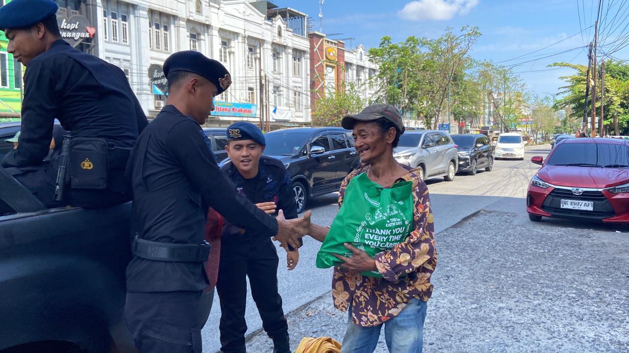 Menebar Kebaikan di Hari Minggu, Satuan Brimob Polda Sumut Hadir Menguatkan Kebersamaan di Tengah Masyarakat Menebar Kebaikan di Hari Minggu, Satuan Brimob Polda Sumut Hadir Menguatkan Kebersamaan di Tengah Masyarakat