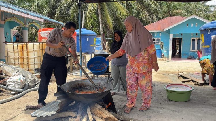 Senja, Semangat, dan Seragam : Kisah Pengabdian Brimob di Tengah Pemulihan Bencana