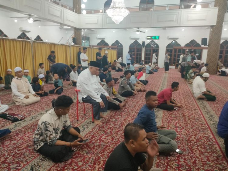 Personil Polsek Siantar Barat Ikuti Sholat Tarawih Berjamaah di Masjid Raya Personil Polsek Siantar Barat Ikuti Sholat Tarawih Berjamaah di Masjid Raya