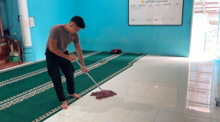 Aksi Nyata di Batang Toru, Brimob Batalyon C Bersihkan Masjid dan Perbaiki Fasilitas Warga