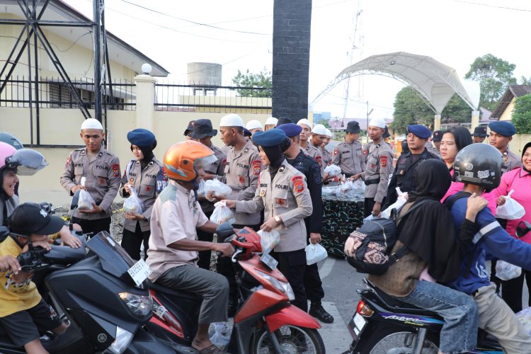 Berbagi di Bulan Penuh Berkah, 200 Paket Takjil Sat Brimob Polda Sumut Disambut Antusias Masyarakat Berbagi di Bulan Penuh Berkah, 200 Paket Takjil Sat Brimob Polda Sumut Disambut Antusias Masyarakat