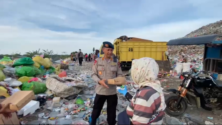 Menjelang Berbuka, Personel Gegana dan Bhayangkari Berbagi Takjil kepada Masyarakat Menjelang Berbuka, Personel Gegana dan Bhayangkari Berbagi Takjil kepada Masyarakat
