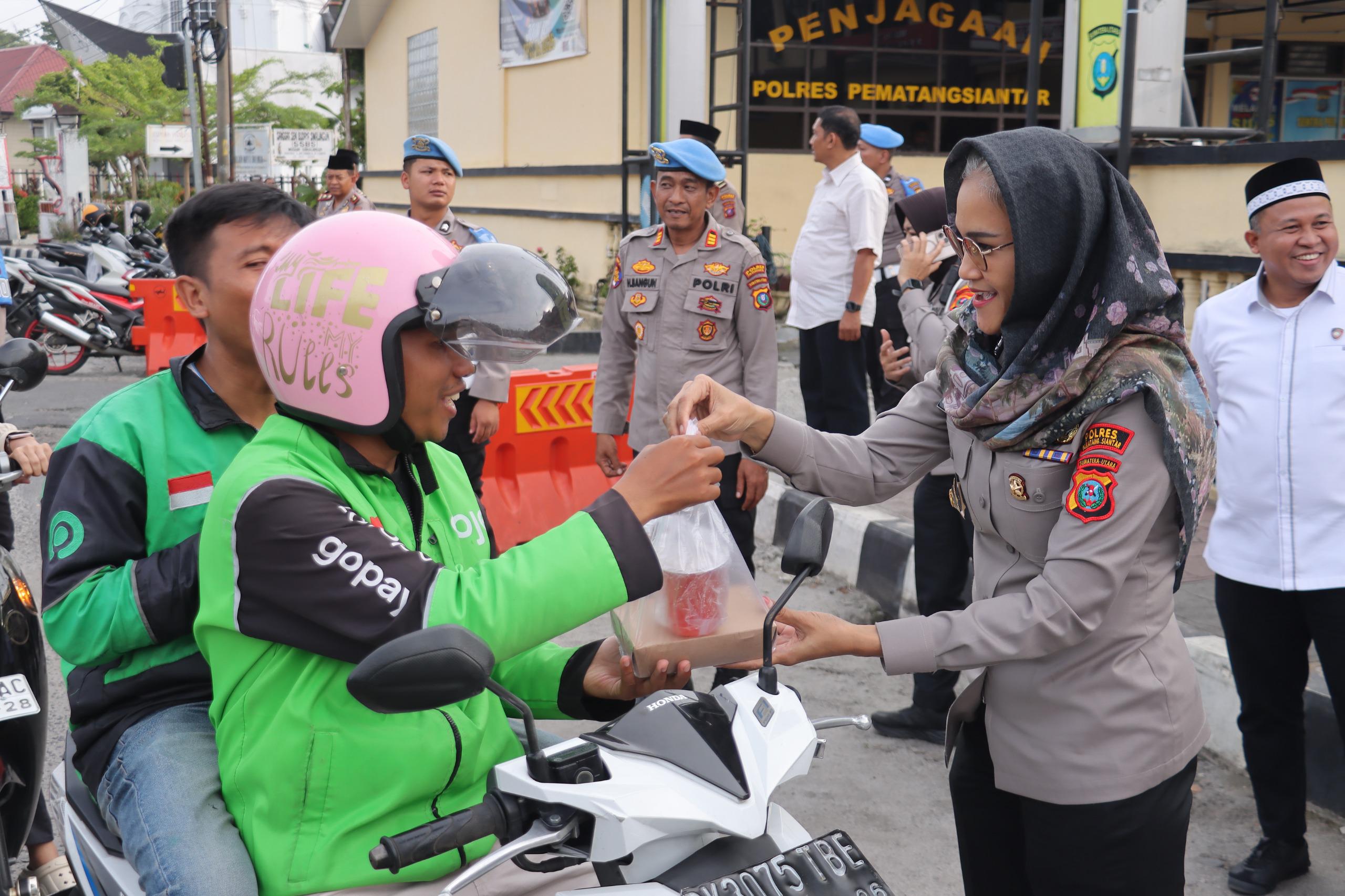 Bulan Penuh Berkah, Kapolres Pematangsiantar Berbagi Takjil