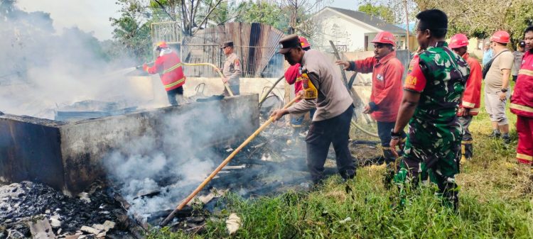 Rumah Penjaga Sekolah di Simalungun Ludes Terbakar, Polisi Bergerak Cepat Padamkan Kobaran Api
