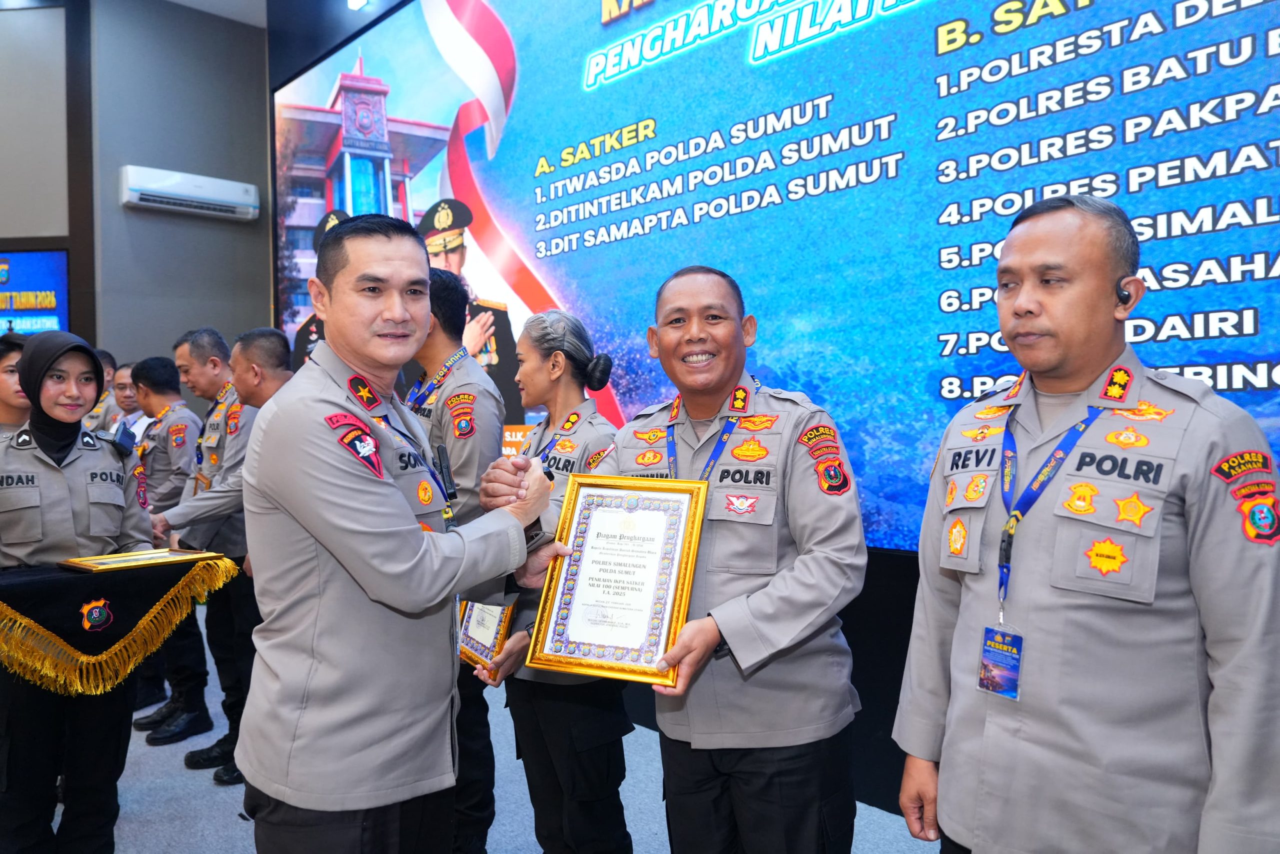 Polres Simalungun Borong Tiga Penghargaan di Rapim Polda Sumut, Kapolres Beri Reward Langsung Polres Simalungun Borong Tiga Penghargaan di Rapim Polda Sumut, Kapolres Beri Reward Langsung