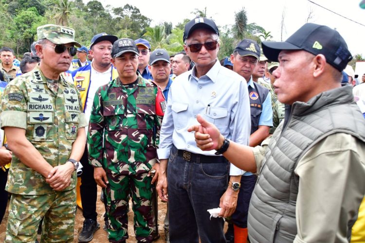 Percepatan Rehabilitasi dan Rekontruksi Menteri PU dan Kasum TNI Tinjau Sejumlah Perbaikan Infrastruktur di Tapteng Percepatan Rehabilitasi dan Rekontruksi Menteri PU dan Kasum TNI Tinjau Sejumlah Perbaikan Infrastruktur di Tapteng