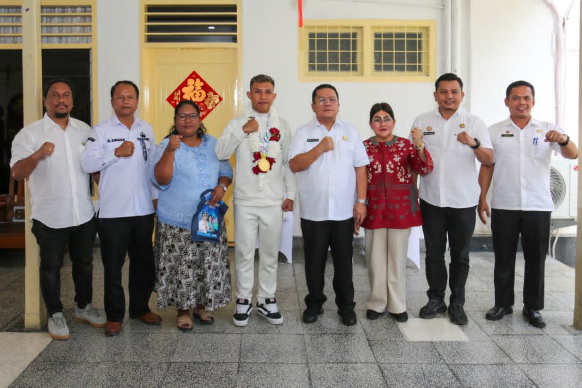 Juara Dunia dari Siantar Disambut Hangat di Rumah Dinas Wali Kota Wesly Silalahi Apresiasi Riyan Lumbanbatu, Bukti Atlet Daerah Mampu Tembus Prestasi Internasional Juara Dunia dari Siantar Disambut Hangat di Rumah Dinas Wali Kota Wesly Silalahi Apresiasi Riyan Lumbanbatu, Bukti Atlet Daerah Mampu Tembus Prestasi Internasional