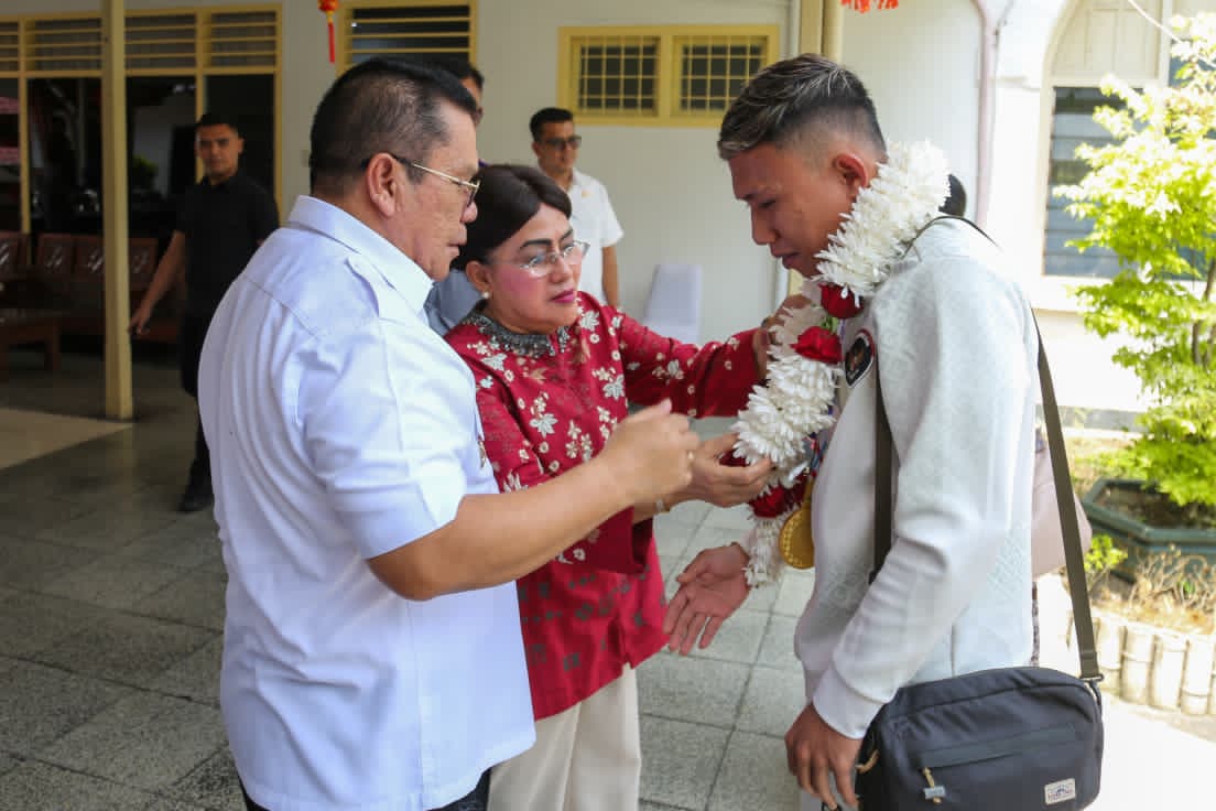 Juara Dunia dari Siantar Disambut Hangat di Rumah Dinas Wali Kota Wesly Silalahi Apresiasi Riyan Lumbanbatu, Bukti Atlet Daerah Mampu Tembus Prestasi Internasional Juara Dunia dari Siantar Disambut Hangat di Rumah Dinas Wali Kota Wesly Silalahi Apresiasi Riyan Lumbanbatu, Bukti Atlet Daerah Mampu Tembus Prestasi Internasional