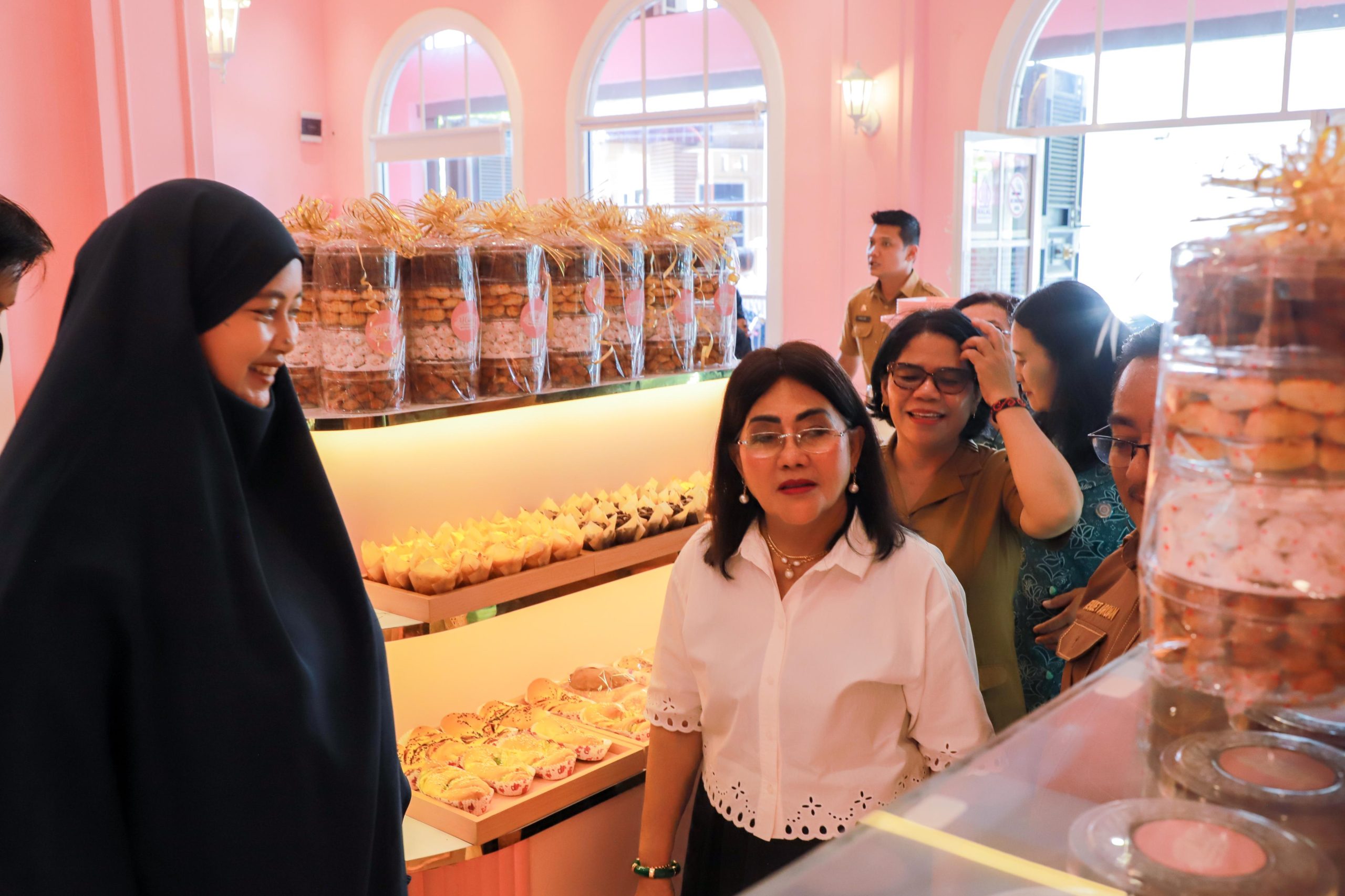 Ketua Dekranasda Kota Pematangsiantar Ny Liswati Wesly Silalahi Kunjungi Lima Pelaku UMKM serta IKM Ketua Dekranasda Kota Pematangsiantar Ny Liswati Wesly Silalahi Kunjungi Lima Pelaku UMKM serta IKM