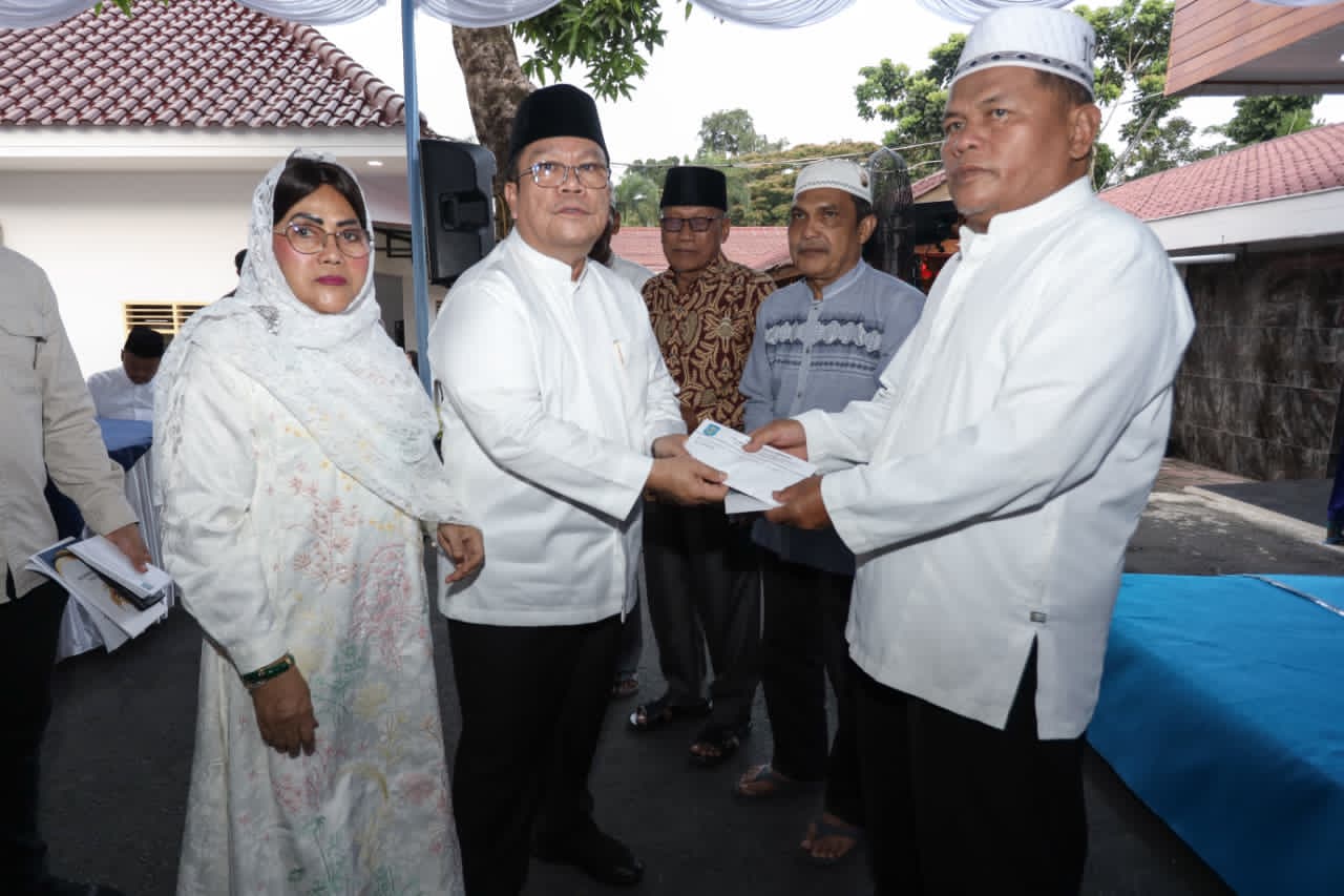 Wali Kota Wesly Silalahi Apresiasi Ramadhan Berbagi Perumda Tirta Uli, Serahkan Tali Asih kepada Jamaah dan BKM Wali Kota Wesly Silalahi Apresiasi Ramadhan Berbagi Perumda Tirta Uli, Serahkan Tali Asih kepada Jamaah dan BKM