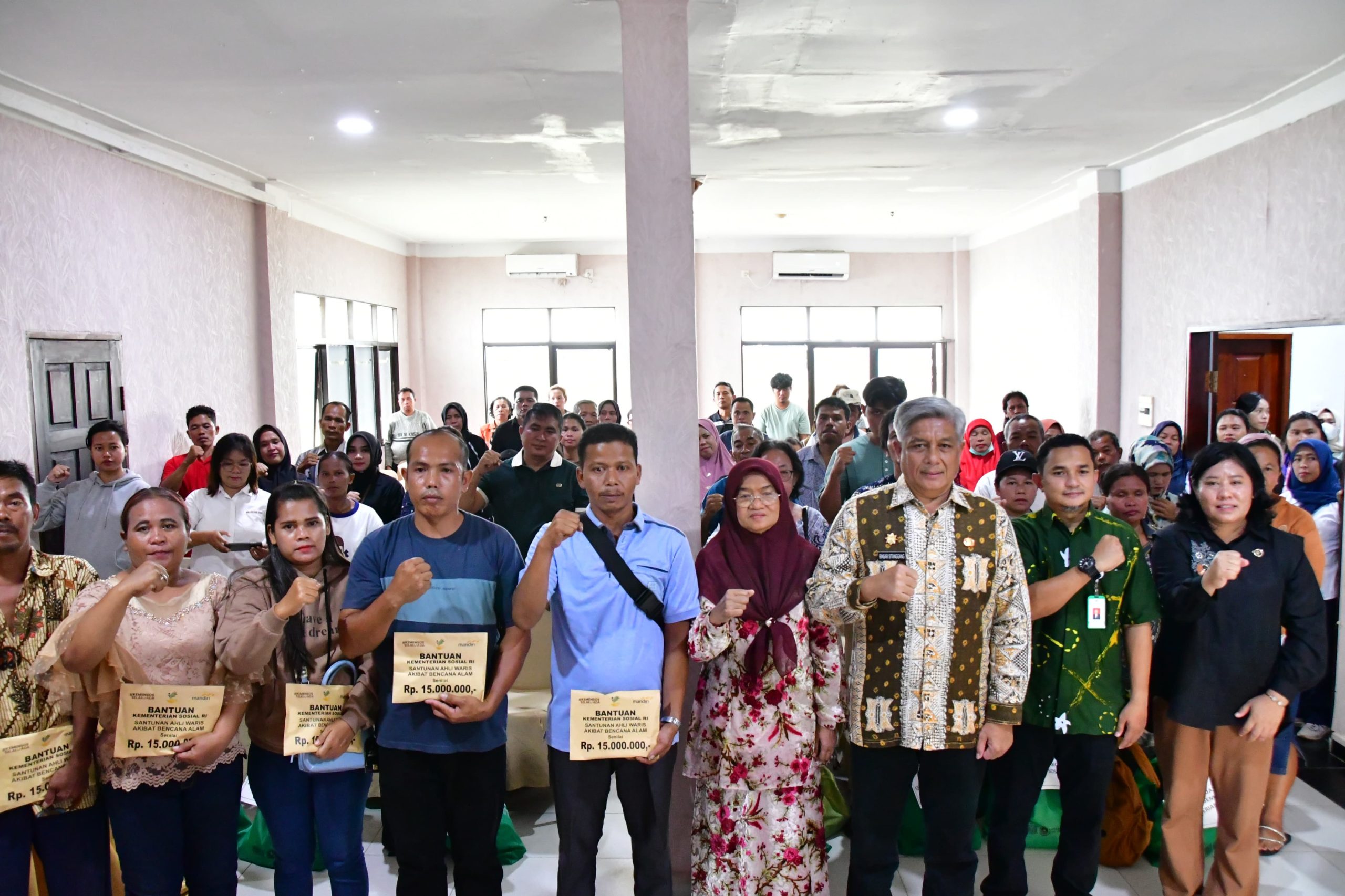Sekdakab Tapteng Salurkan Santunan Kemensos Kepada Ahli Waris Korban Bencana di Tapteng Sekdakab Tapteng Salurkan Santunan Kemensos Kepada Ahli Waris Korban Bencana di Tapteng