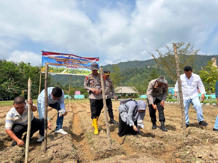 Dukung Ketahanan Pangan Nasional, Polres Tapteng Ikuti Tanam Raya Serentak Kuartal I 2026
