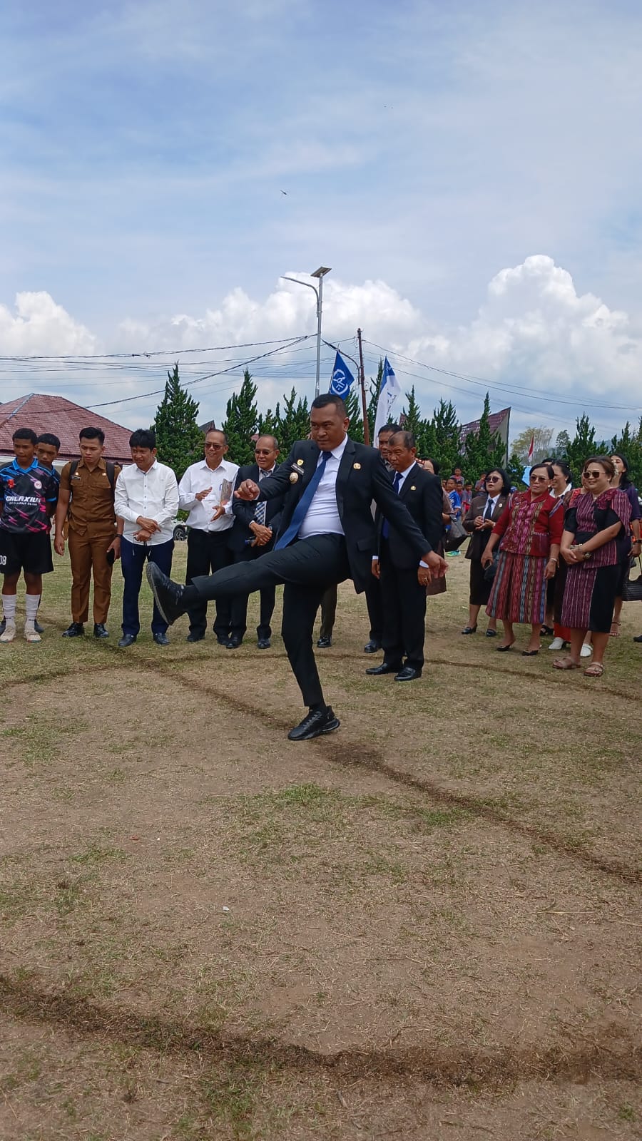Bupati Toba Resmi Buka Perlombaan Futsal Pelajar Dalam Rangka HUT Kabupaten Toba Ke-27 Dengan Tendangan Simbolis Bupati Toba Resmi Buka Perlombaan Futsal Pelajar Dalam Rangka HUT Kabupaten Toba Ke-27 Dengan Tendangan Simbolis
