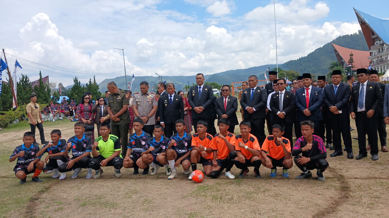 Bupati Toba Resmi Buka Perlombaan Futsal Pelajar Dalam Rangka HUT Kabupaten Toba Ke-27 Dengan Tendangan Simbolis