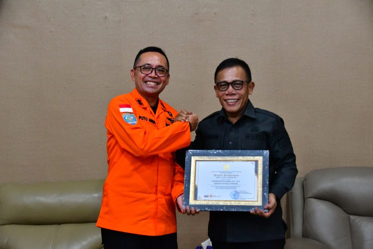 Bupati Tapanuli Tengah Terima Piagam Perhargaan dari Badan Nasional Pencarian dan Pertolongan Bupati Tapanuli Tengah Terima Piagam Perhargaan dari Badan Nasional Pencarian dan Pertolongan