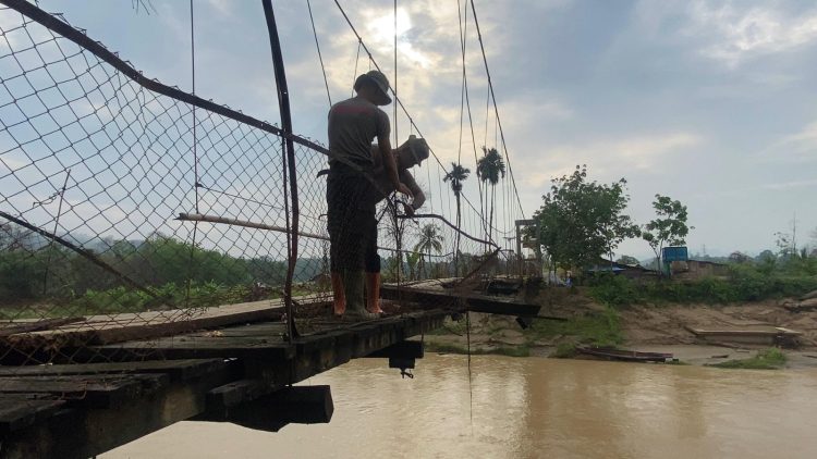 Satbrimob Polda Sumut Cek Langsung Jembatan Gantung Rusak di Desa Batu Hula, Akses Utama Petani Terancam Satbrimob Polda Sumut Cek Langsung Jembatan Gantung Rusak di Desa Batu Hula, Akses Utama Petani Terancam