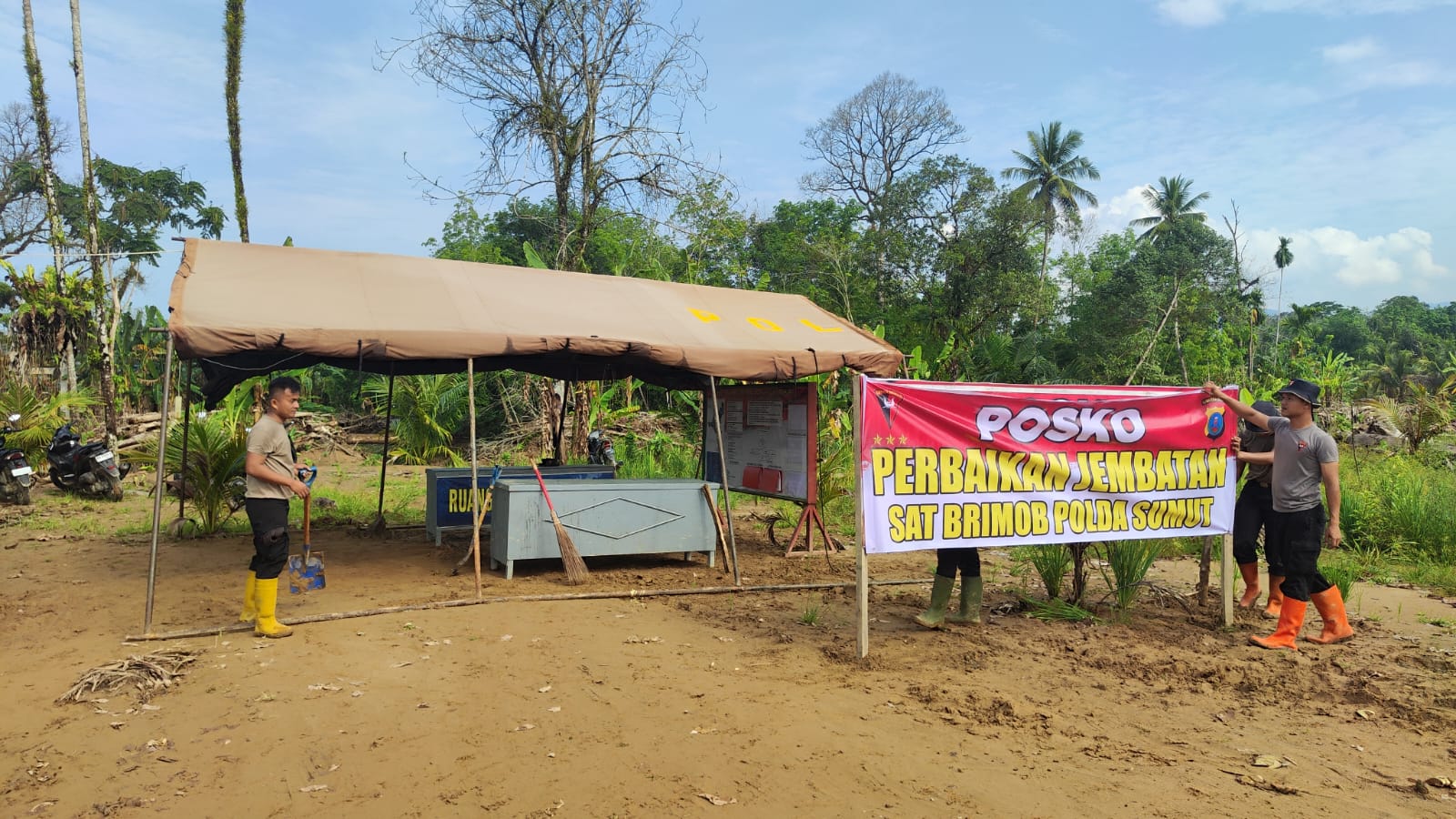 Satbrimob Polda Sumut Cek Langsung Jembatan Gantung Rusak di Desa Batu Hula, Akses Utama Petani Terancam Satbrimob Polda Sumut Cek Langsung Jembatan Gantung Rusak di Desa Batu Hula, Akses Utama Petani Terancam