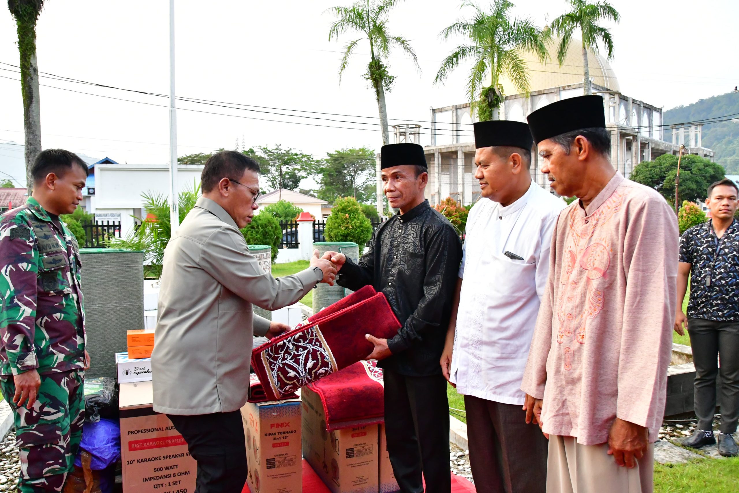 Gelar Buka Bersama, Pemkab Tapteng Santuni Anak Yatim dan Serahkan Bantuan Rumah Ibadah Masjid