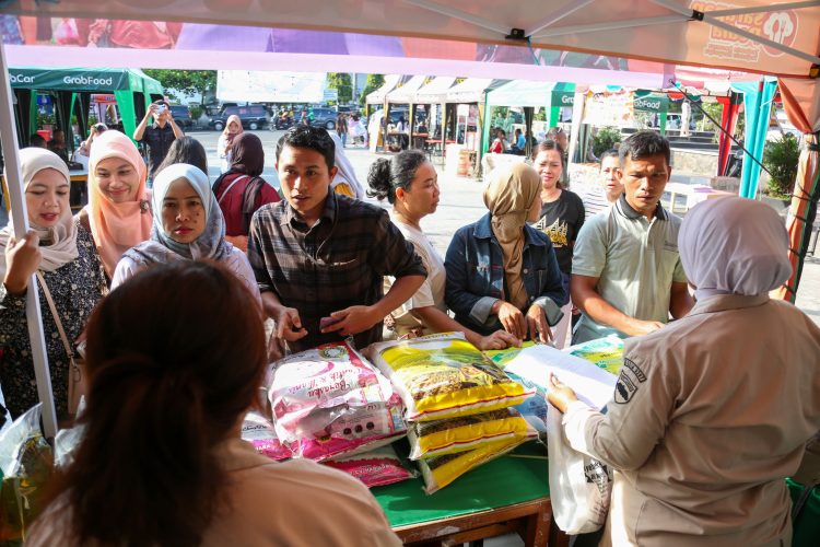 Wali Kota Pematangsiantar Diwakili Asisten Perekonomian dan Pembangunan bersama Dandim 0207/Simalungun Hadiri Pembukaan Bazar Ramadhan Serentak Wali Kota Pematangsiantar Diwakili Asisten Perekonomian dan Pembangunan bersama Dandim 0207/Simalungun Hadiri Pembukaan Bazar Ramadhan Serentak