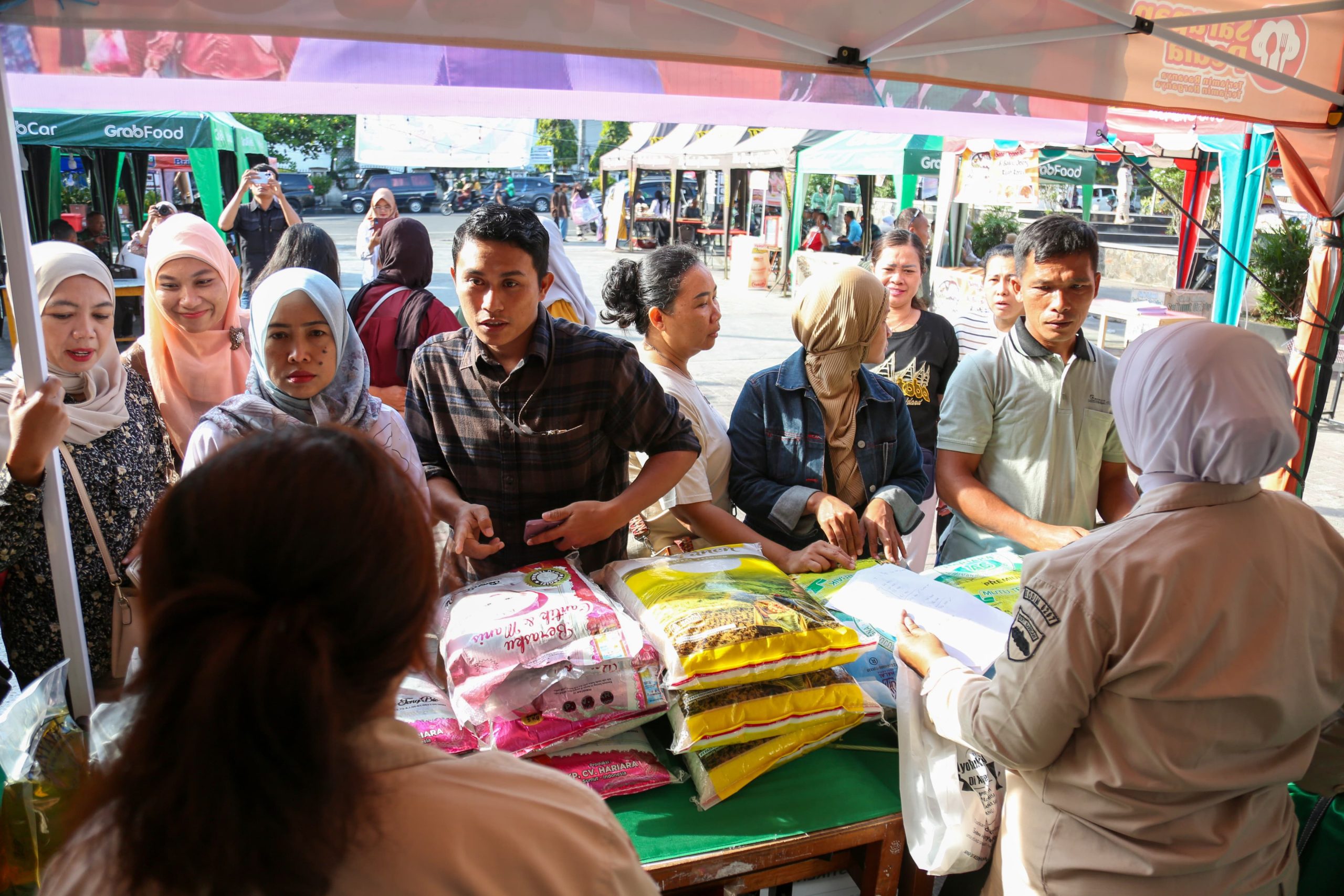 Wali Kota Pematangsiantar Diwakili Asisten Perekonomian dan Pembangunan bersama Dandim 0207/Simalungun Hadiri Pembukaan Bazar Ramadhan Serentak Wali Kota Pematangsiantar Diwakili Asisten Perekonomian dan Pembangunan bersama Dandim 0207/Simalungun Hadiri Pembukaan Bazar Ramadhan Serentak