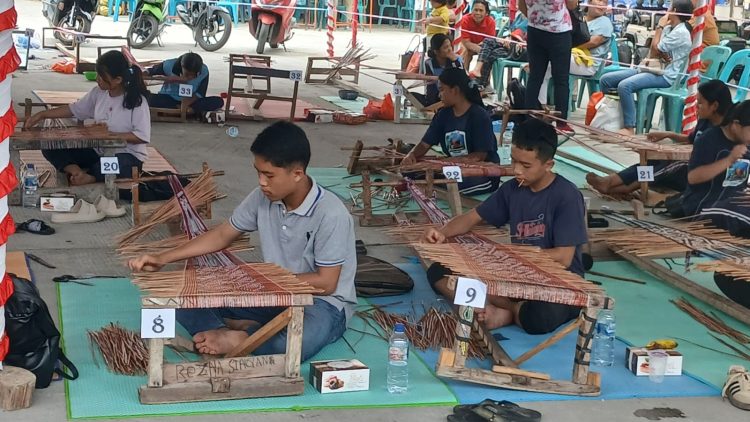 Lomba Tenun Sirat Tojuk Antar Pelajar Ikut Ramaikan HUT Toba ke-27 Di Venue Balige