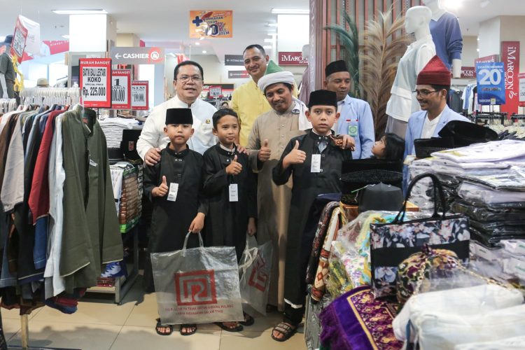 Wali Kota Pematangsiantar dan Ketua TP PKK Ny Liswati Wesly Silalahi Membawa Seratusan Anak Yatim Belanja di Ramayana Wali Kota Pematangsiantar dan Ketua TP PKK Ny Liswati Wesly Silalahi Membawa Seratusan Anak Yatim Belanja di Ramayana