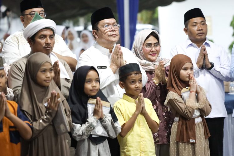 Wali Kota Pematangsiantar Bersama Ketua TP PKK Berbuka Puasa Bersama Anak-anak Yatim Konsep Otomatis