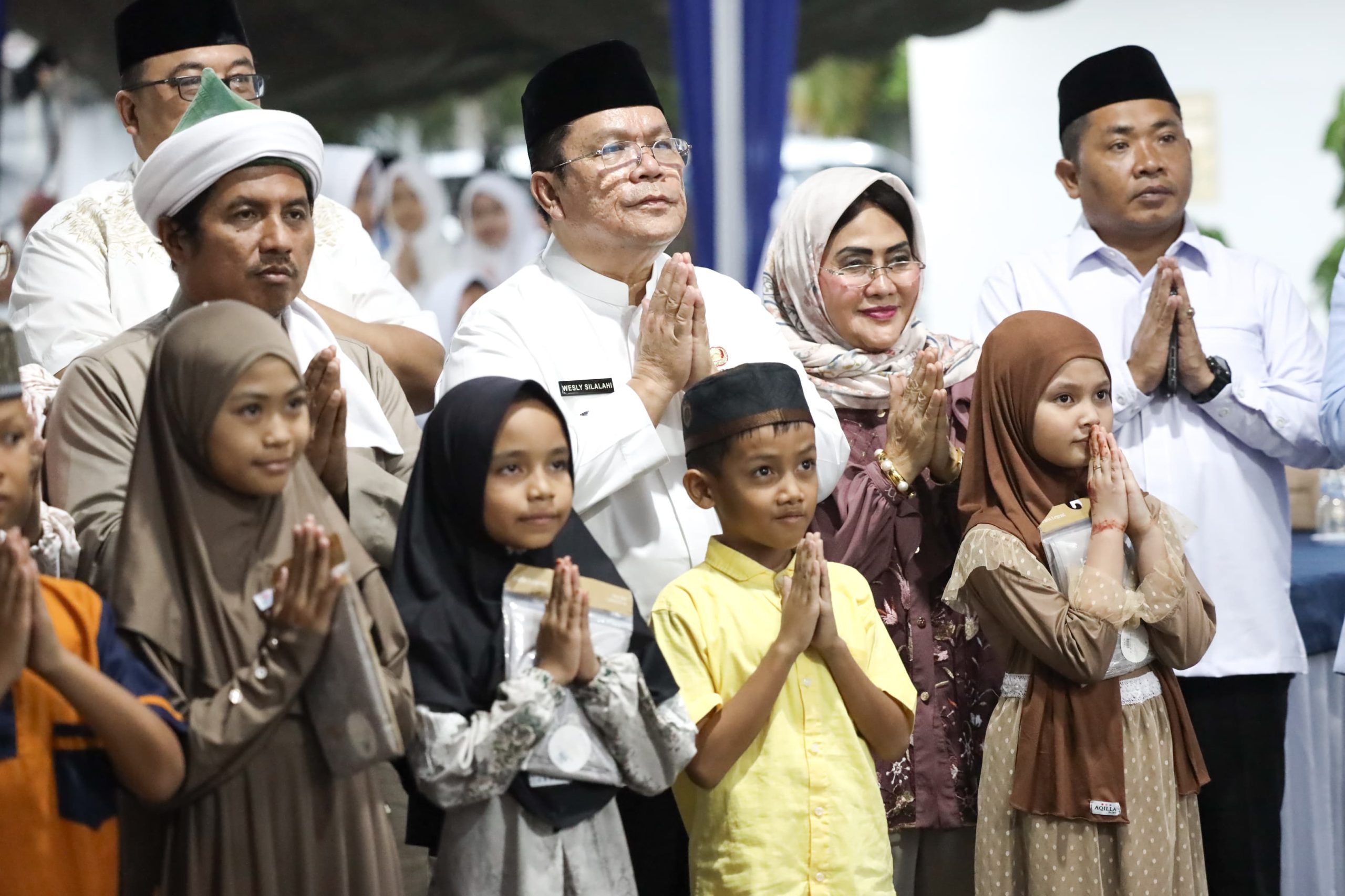 Wali Kota Pematangsiantar Bersama Ketua TP PKK Berbuka Puasa Bersama Anak-anak Yatim Konsep Otomatis