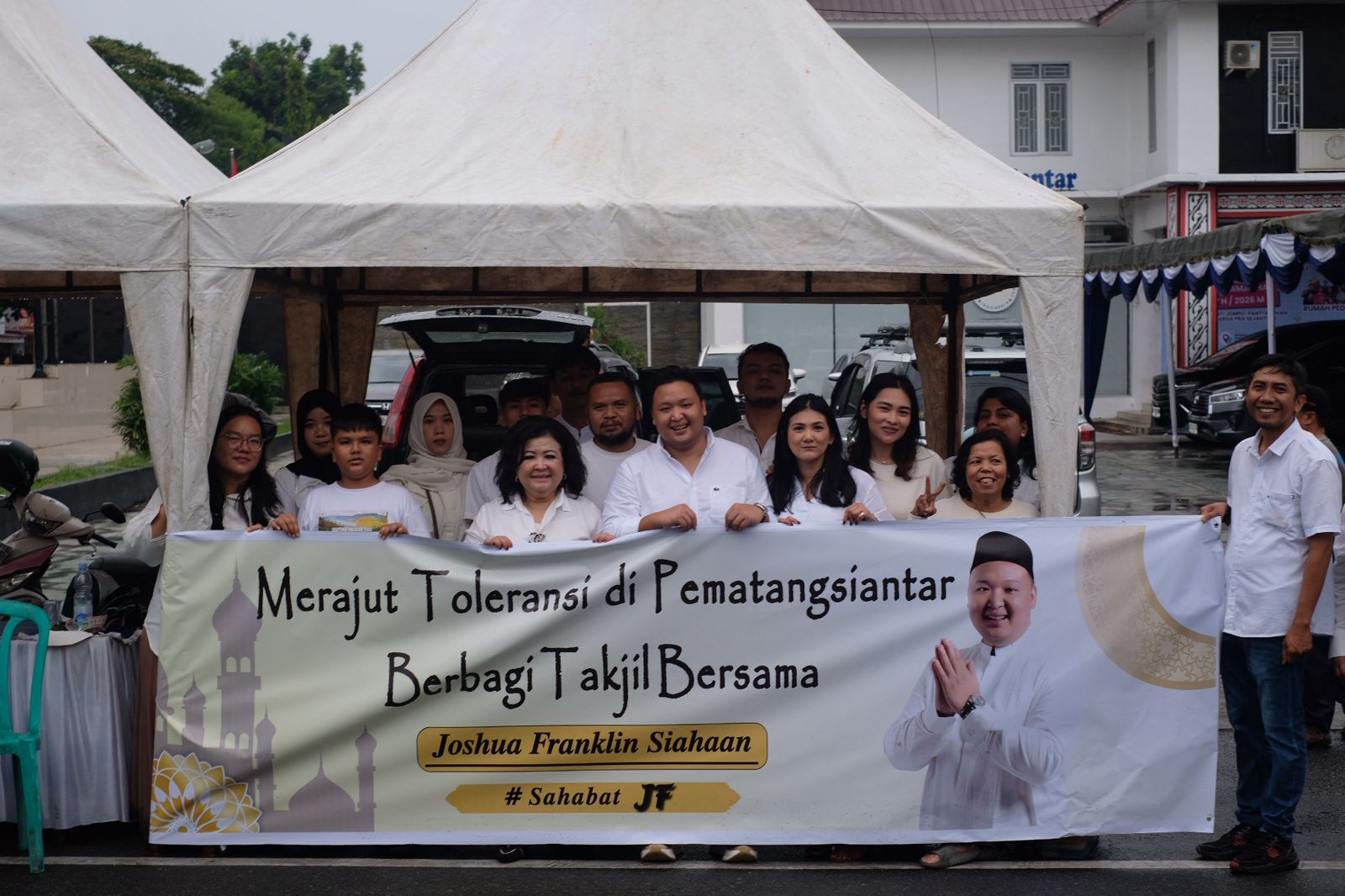 Bukti Nyata Gen-Z Miliki Toleransi Tinggi, Joshua Franklin Siahaan Berbagi Ribuan Takjil di Siantar Bukti Nyata Gen-Z Miliki Toleransi Tinggi, Joshua Franklin Siahaan Berbagi Ribuan Takjil di Siantar