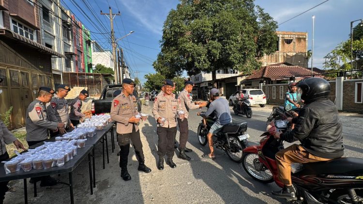 Brimob Polda Sumut Turun ke Jalan, Bagikan Takjil untuk Warga yang Berpuasa Brimob Polda Sumut Turun ke Jalan, Bagikan Takjil untuk Warga yang Berpuasa