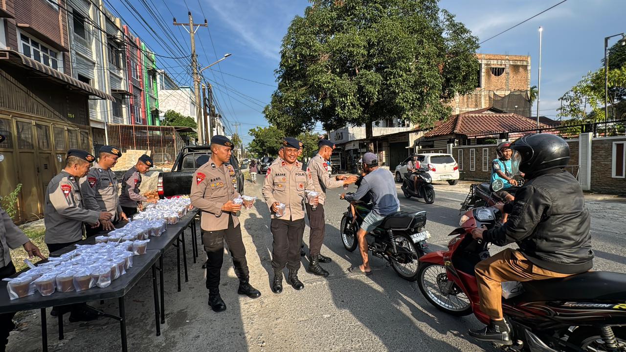 Brimob Polda Sumut Turun ke Jalan, Bagikan Takjil untuk Warga yang Berpuasa