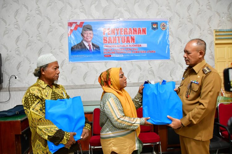 Wakil Bupati Tapteng Terima Bantuan Perlengkapan Ibadah dari Presiden RI untuk Korban Bencana Wakil Bupati Tapteng Terima Bantuan Perlengkapan Ibadah dari Presiden RI untuk Korban Bencana