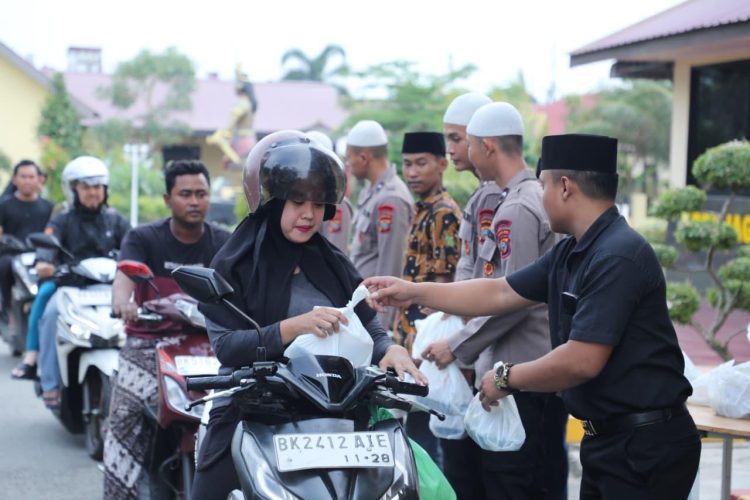 Aksi Humanis Brimob Sumut, Hangatkan Ramadhan dengan Berbagi Takjil untuk Sesama