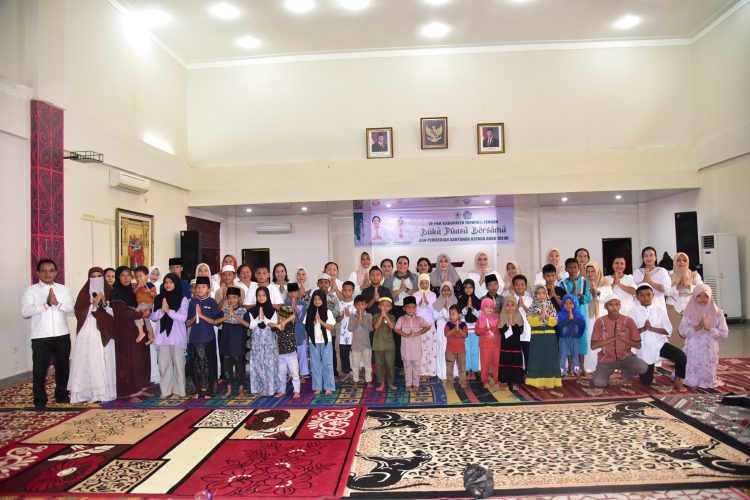 TP PKK Tapteng Buka Puasa Bersama dan Santuni Anak Yatim TP PKK Tapteng Buka Puasa Bersama dan Santuni Anak Yatim