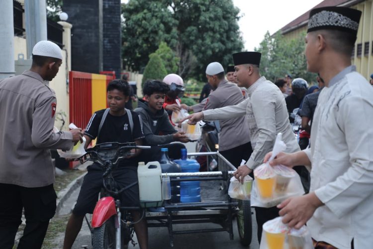 Hangatkan Ramadhan, Brimob Sumut Tebar 250 Takjil dan Kepedulian di Tengah Aktivitas Masyarakat Hangatkan Ramadhan, Brimob Sumut Tebar 250 Takjil dan Kepedulian di Tengah Aktivitas Masyarakat