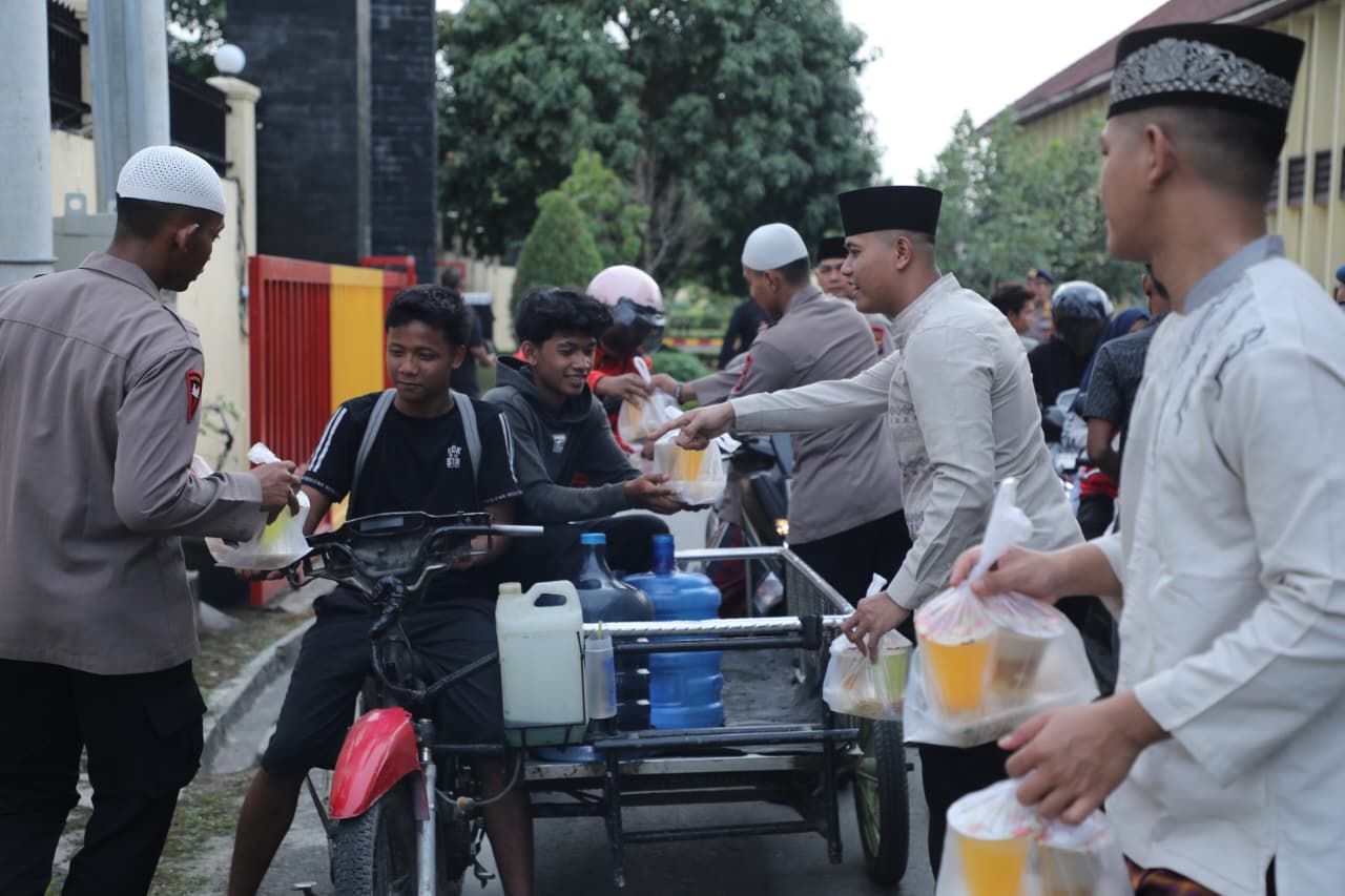 Hangatkan Ramadhan, Brimob Sumut Tebar 250 Takjil dan Kepedulian di Tengah Aktivitas Masyarakat