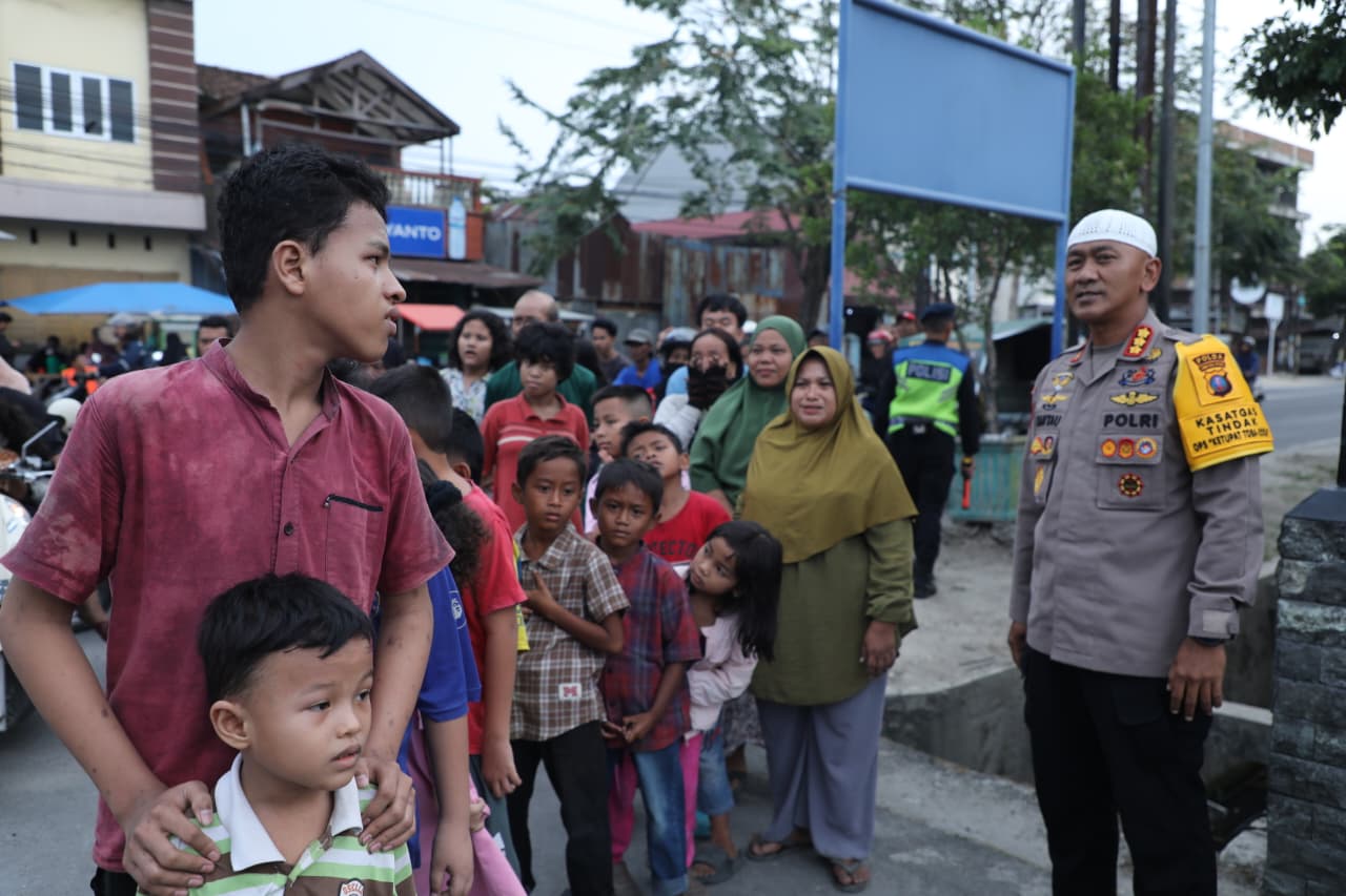 Hangatkan Ramadhan, Brimob Sumut Tebar 250 Takjil dan Kepedulian di Tengah Aktivitas Masyarakat Hangatkan Ramadhan, Brimob Sumut Tebar 250 Takjil dan Kepedulian di Tengah Aktivitas Masyarakat