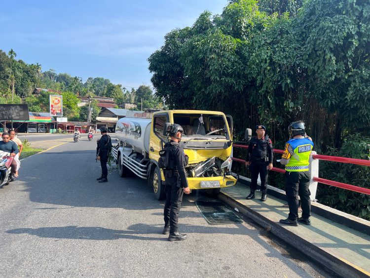 Respons Cepat Brimob Sumut, Evakuasi Truk Tangki di Sembahe, Arus Lalu Lintas Kembali Normal Respons Cepat Brimob Sumut, Evakuasi Truk Tangki di Sembahe, Arus Lalu Lintas Kembali Normal