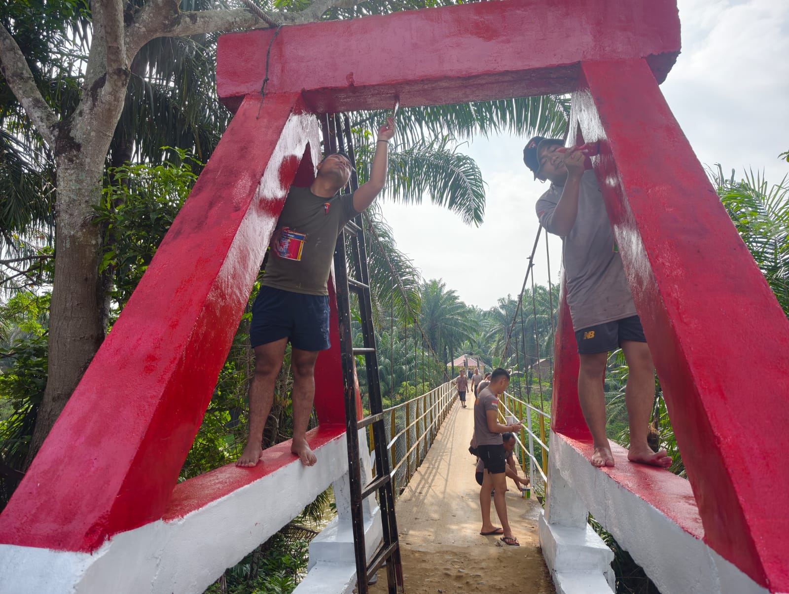 Brimob Sumut Hadir untuk Rakyat, Jembatan Gantung di Paluta Kembali Fungsional