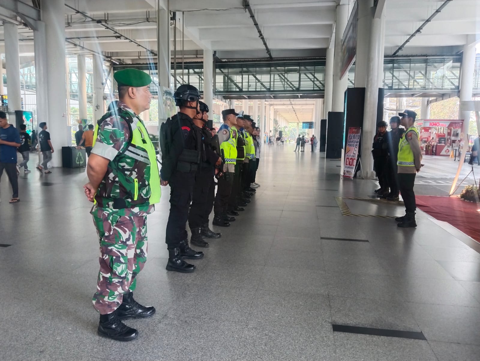 Sterilisasi dan Pengamanan Ketat Bandara Kualanamu, Gegana Brimob Sumut Siaga Penuh di Ops Ketupat Toba 2026 Sterilisasi dan Pengamanan Ketat Bandara Kualanamu, Gegana Brimob Sumut Siaga Penuh di Ops Ketupat Toba 2026