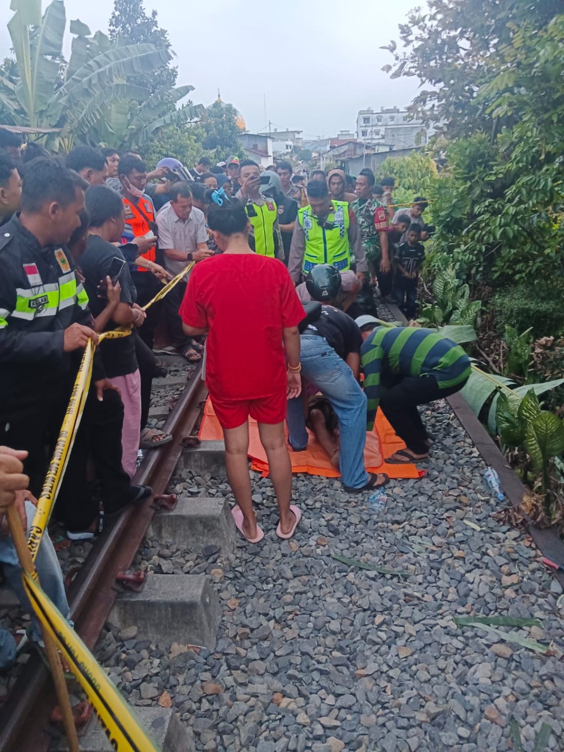 Polres Pematangsiantar Cek TKP dan Evakuasi Korban Tertabrak Kereta Api Polres Pematangsiantar Cek TKP dan Evakuasi Korban Tertabrak Kereta Api