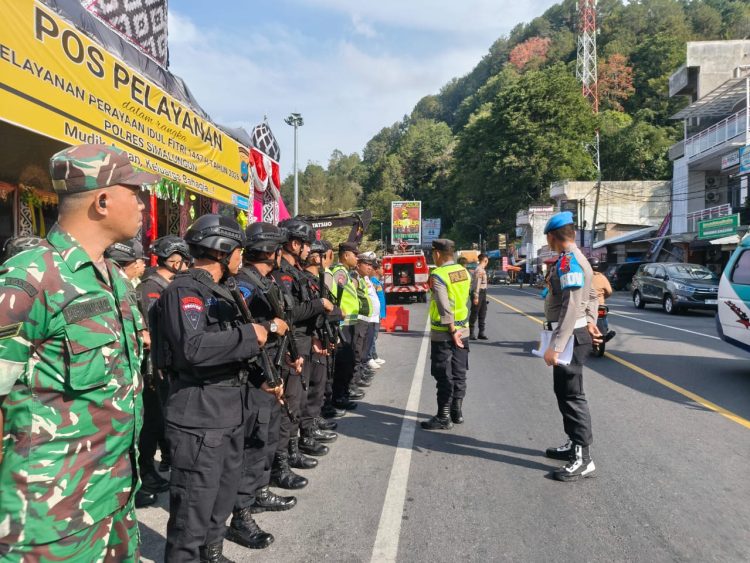 Sigap Atasi Kepadatan Arus Wisata Parapat, Brimob Sumut Hadir Pastikan Lalu Lintas Tetap Lancar dan Kondusif Sigap Atasi Kepadatan Arus Wisata Parapat, Brimob Sumut Hadir Pastikan Lalu Lintas Tetap Lancar dan Kondusif