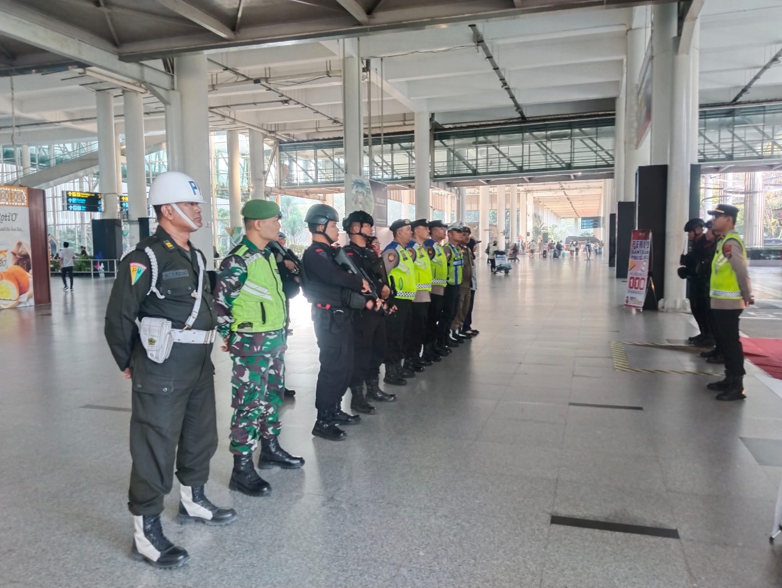 Sterilisasi Ketat Bandara Kualanamu, Gegana Brimob Sumut Siaga Penuh Jamin Keamanan Arus Mudik Lebaran Sterilisasi Ketat Bandara Kualanamu, Gegana Brimob Sumut Siaga Penuh Jamin Keamanan Arus Mudik Lebaran