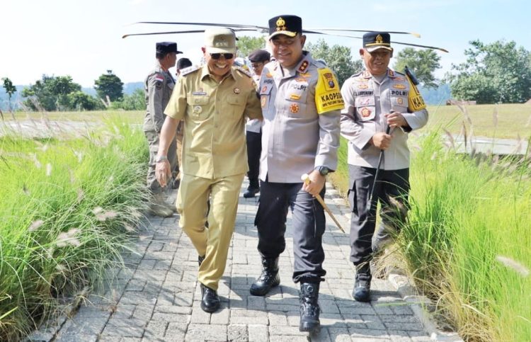 Bupati Simalungun Dampingi Kapoldasu Ikuti Kegiatan Anev Sitkamtibmas dan Monitoring Pelayanan Idul Fitri 1447 H Bupati Simalungun Dampingi Kapoldasu Ikuti Kegiatan Anev Sitkamtibmas dan Monitoring Pelayanan Idul Fitri 1447 H