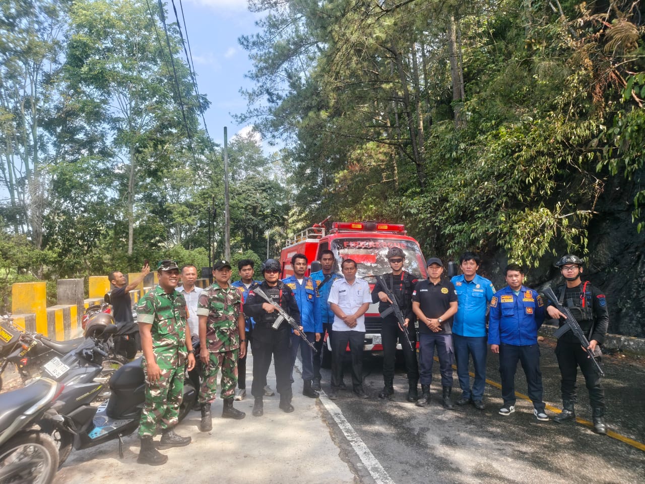 Sigap Di Karhutla Kecamatan Girsip,  Brimob Sumut Amankan Jalur Lintas Siborongborong–Parapat