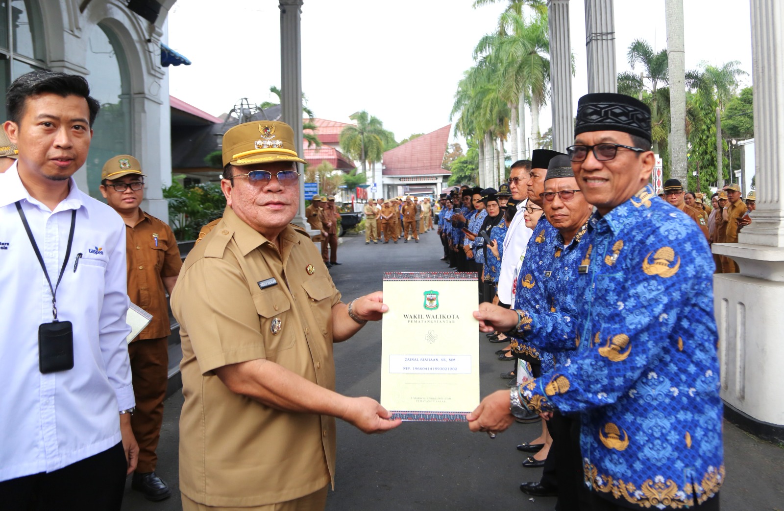 Pimpinan Apel Gabungan, Wali Kota Pematangsiantar Serahkan SK Pensiun 23 ASN