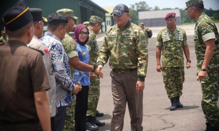 Bupati Way Kanan Sambut Kunker Menhan Sjafrie Sjamsoeddin di Lanudad Gatot Soebroto