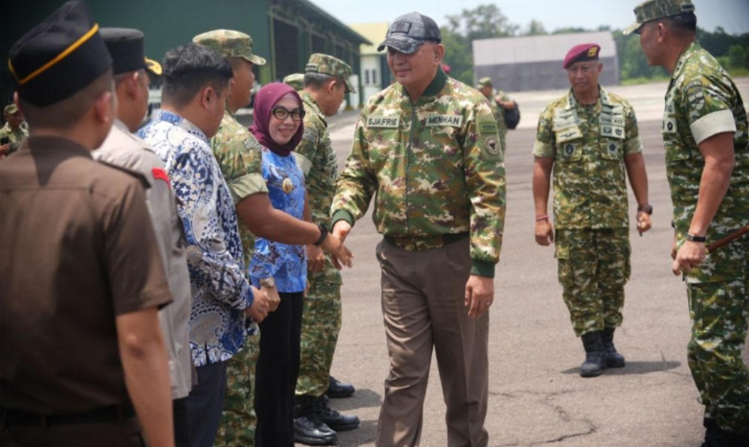 Bupati Way Kanan Sambut Kunker Menhan Sjafrie Sjamsoeddin di Lanudad Gatot Soebroto
