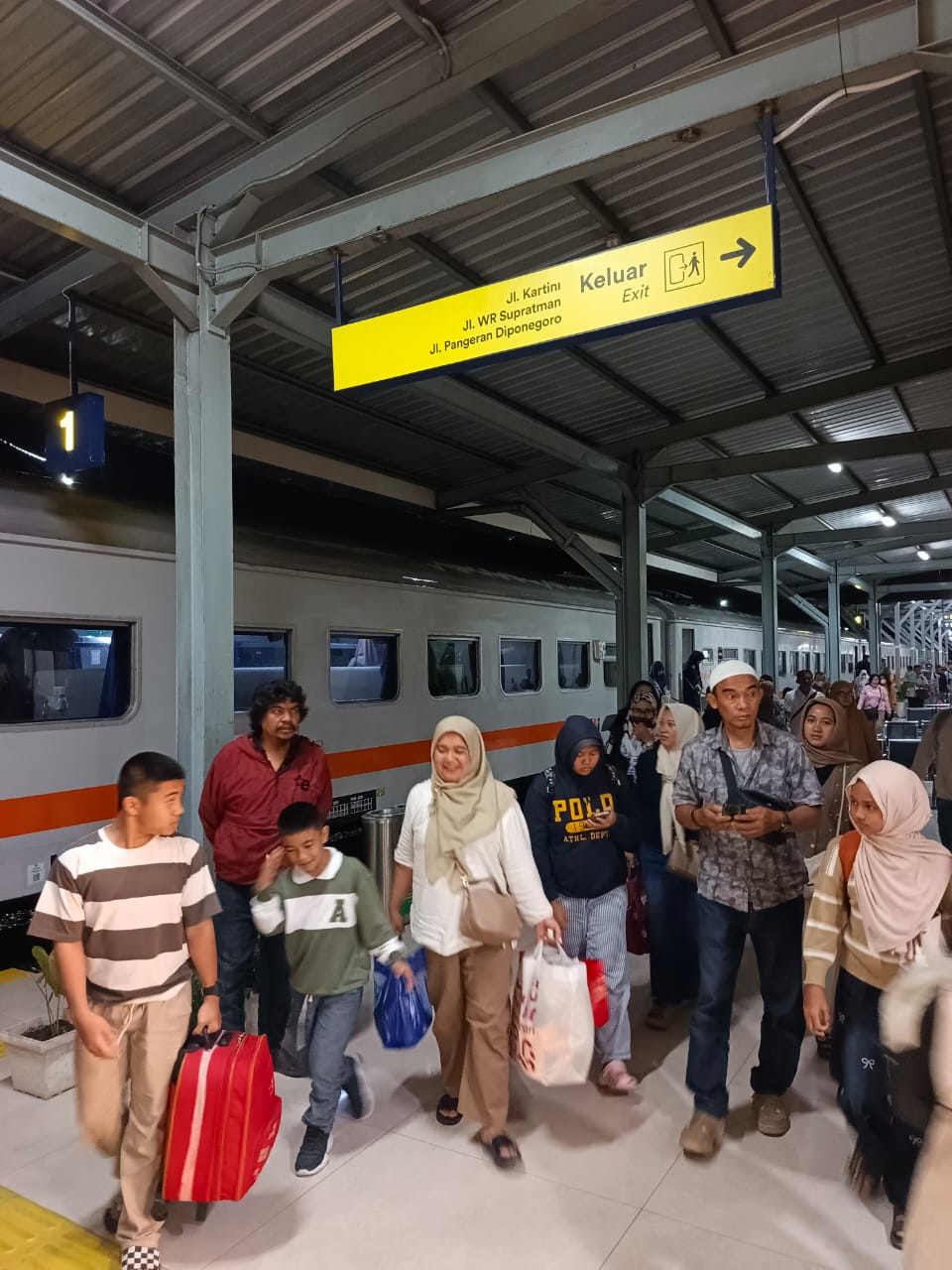 Polsek Siantar Barat Rutin Pengamanan Arus Balik di Stasiun Kereta Api